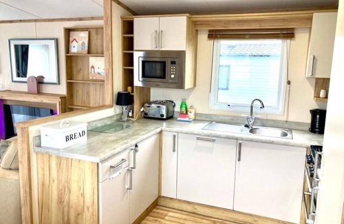 Bude Cabina | 102, Duckpool- a comfortable, spacious modern holiday home, close to amenities
