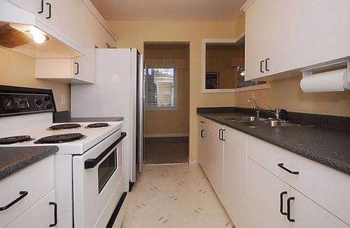 Cordova Bay Apartamento | #102 Mysty Woods - 2 Bedroom Garden Suite