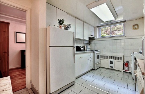 Cote-Des-Neiges—Notre-Dame-De-Grace Apartamento | # 102 cálido y amueblado con buen gusto