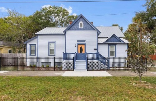 Urban Core Casa | 1026- Single Level Home, 1 Mile to Vystar/Arenas, Sleeps 10, Pet & Kid Friendly
