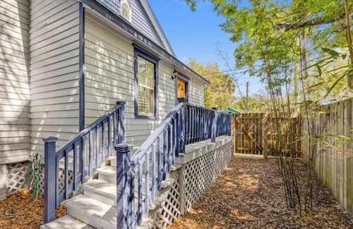 Urban Core Casa | 1026- Single Level Home, 1 Mile to Vystar/Arenas, Sleeps 10, Pet & Kid Friendly