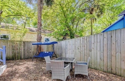 Urban Core Casa | 1026- Single Level Home, 1 Mile to Vystar/Arenas, Sleeps 10, Pet & Kid Friendly