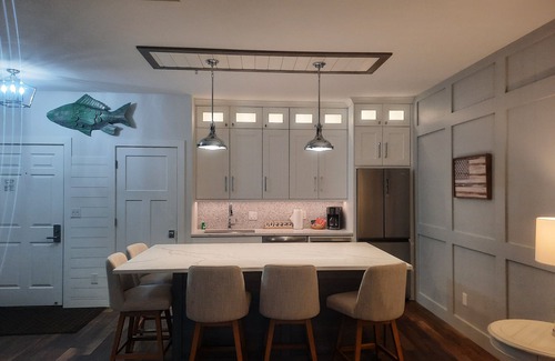 Delavan Lake Condominio | 103- Hermosas actualizaciones de 1 dormitorio con vistas al agua desde el patio.