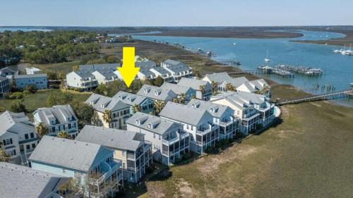 Waters Edge Casa | 103 WATERS EDGE ~ 3Bed/3Bath Townhouse~ Pool~Fishing Dock