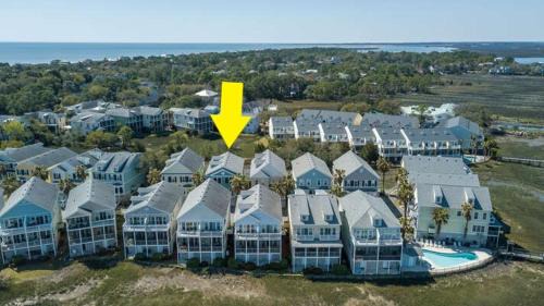 Waters Edge Casa | 103 WATERS EDGE ~ 3Bed/3Bath Townhouse~ Pool~Fishing Dock