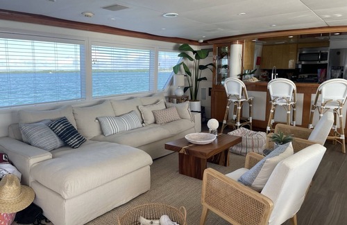 Exuma Alquiler De Eote | 105 ft Expedition Trawler with Hot Tub