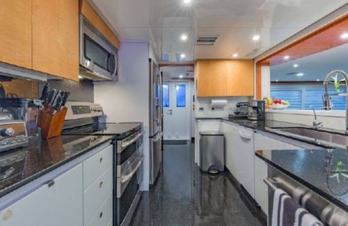 Exuma Alquiler De Eote | 105 ft Expedition Trawler with Hot Tub