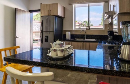 Barrio Urdesa Condominio | 106 - Consulate USA *Parking* Prague Apts 3 pax