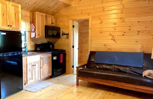 Logan Cabina | 107) Ibis Log Cabin. Close to Hocking Hills State Park and more!