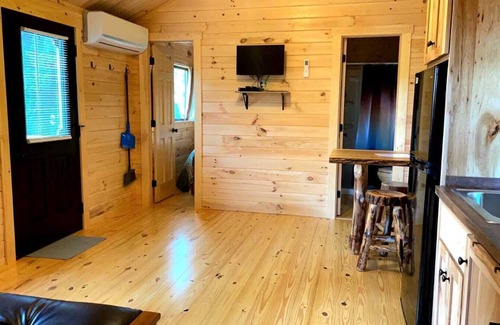 Logan Cabina | 107) Ibis Log Cabin. Close to Hocking Hills State Park and more!