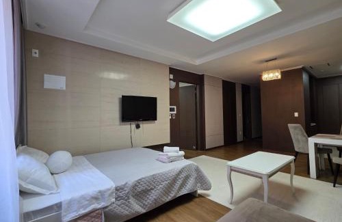 Almaty District Apartamento | 108 ТОП ЛОКАЦИЯ для НЕКУРЯЩИХ, посольство США 2х на 1-6 гостей с 2-мя кроватями и раскладной диван