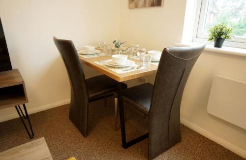 Ashford Casa | 10BH Dreams Unlimited- Budget Heathrow Long stay Apartment with FREE PARKING
