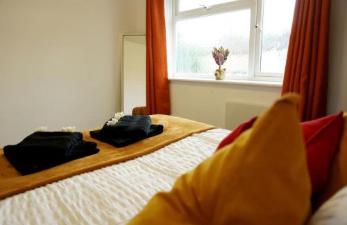 Ashford Casa | 10BH Dreams Unlimited- Budget Heathrow Long stay Apartment with FREE PARKING