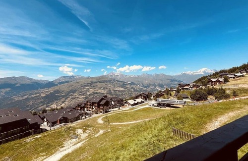 Vallandry Apartamento | 180m del centro estación, 1.o piso, vista valle, balcón, tv, local para esquís, 24m²
