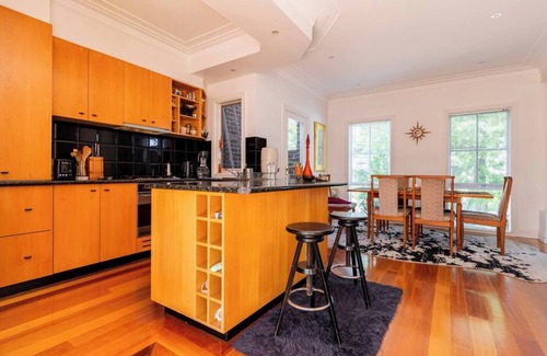 Brighton East Casa | 10min drive to the beach, superb private self contained bedroom, bathroom & WIR
