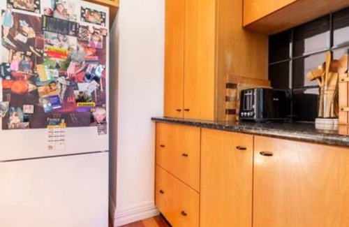 Brighton East Casa | 10min drive to the beach, superb private self contained bedroom, bathroom & WIR
