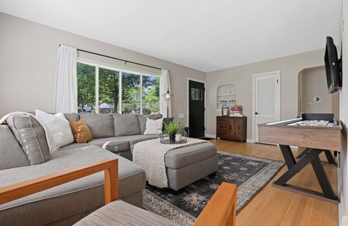 Wauwatosa Casa | 10min to DT + Fire Pit + Home Gym + Shuffleboard