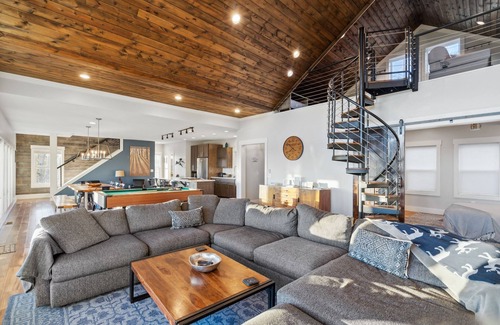 Wolf Laurel Casa | 10min to Hatley Pointe~Views~ HotTub~ FirePit