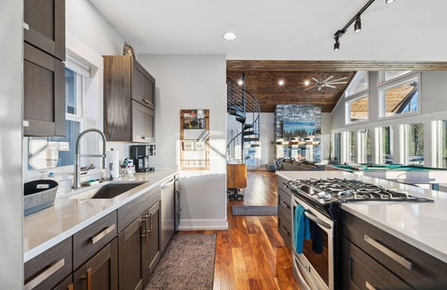 Wolf Laurel Casa | 10min to Hatley Pointe~Views~ HotTub~ FirePit