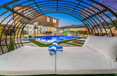 Coachella Casa | 11 Beds,Pool table,Ping Pong,Volleyball+Basketball
