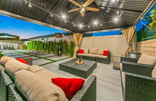 Coachella Casa | 11 Beds,Pool table,Ping Pong,Volleyball+Basketball