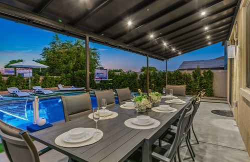 Coachella Casa | 11 Beds,Pool table,Ping Pong,Volleyball+Basketball