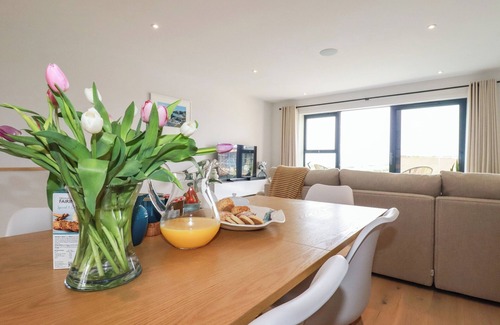 Porth Cabaña | 11 EBBTIDE, pet friendly, character holiday cottage in Porth