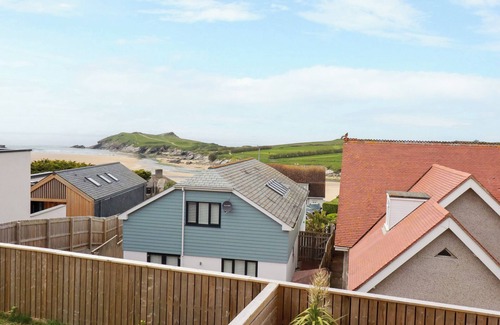 Porth Cabaña | 11 EBBTIDE, pet friendly, character holiday cottage in Porth