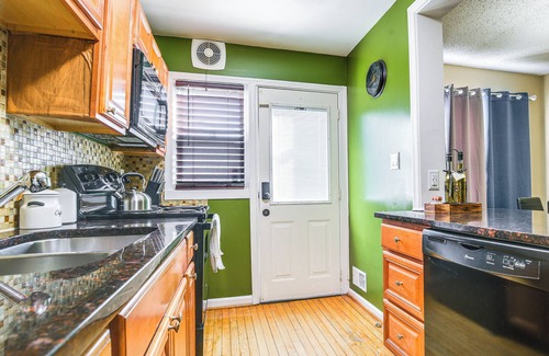 Middle River Casa | 11 Mi to Downtown Baltimore: Middle River Townhome
