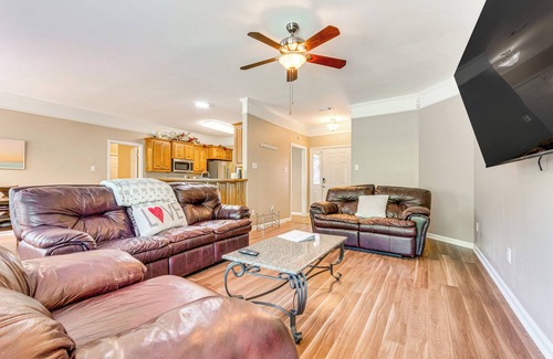 Little Rock Casa | 11 Mi to Dtwn Little Rock: Home w/ Large Deck!