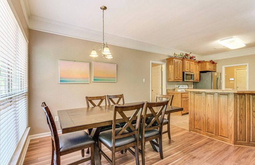 Little Rock Casa | 11 Mi to Dtwn Little Rock: Home w/ Large Deck!