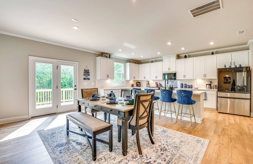 Ben Hill Casa | 11 Mi to Dtwn: Luxe Atlanta Retreat w/ Deck & Yard