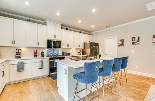 Ben Hill Casa | 11 Mi to Dtwn: Luxe Atlanta Retreat w/ Deck & Yard