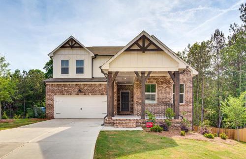Ben Hill Casa | 11 Mi to Dtwn Luxe Atlanta Retreat with Deck and Yard