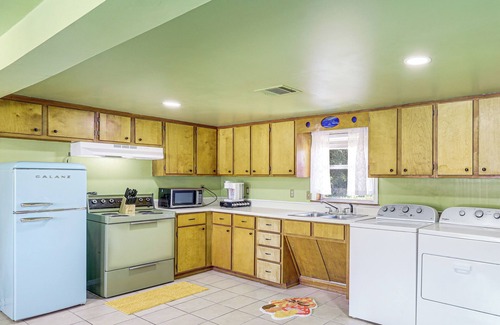 Waco Apartamento | 11 Mi to Dtwn Waco: Pet-Friendly Home w/ Deck