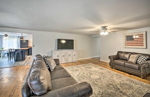 Royal Casa | 11 Mi to Lake Ouachita Family Cabin with Yard