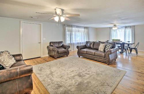 Royal Casa | 11 Mi to Lake Ouachita Family Cabin with Yard