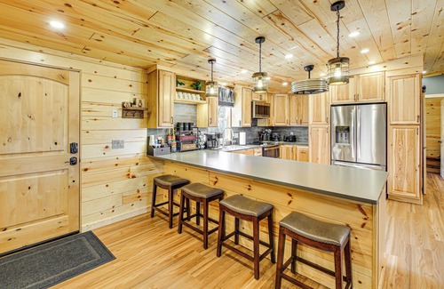Royal Cabina | 11 Mi to Marina on Lake Hamilton: Cabin Getaway