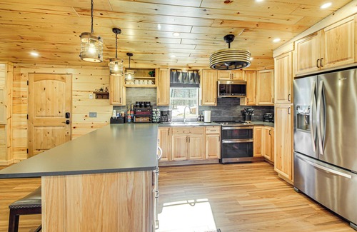 Royal Cabina | 11 Mi to Marina on Lake Hamilton: Cabin Getaway