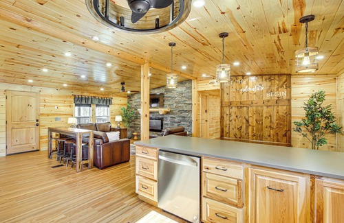 Royal Cabina | 11 Mi to Marina on Lake Hamilton: Cabin Getaway