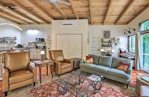 Burnsville Casa | 11 Mi to Wolf Ridge Ski Resort: Burnsville Escape