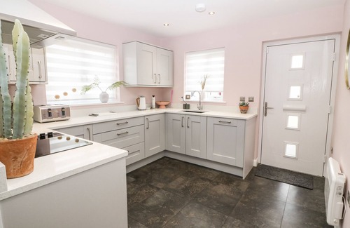 Brynteg Cabaña | 11 PARC DELFRYN, pet friendly, character holiday cottage in Benllech