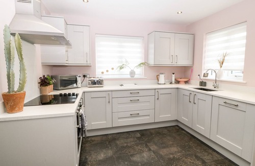 Brynteg Cabaña | 11 PARC DELFRYN, pet friendly, character holiday cottage in Benllech