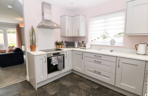 Brynteg Cabaña | 11 PARC DELFRYN, pet friendly, character holiday cottage in Benllech