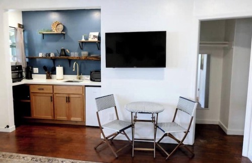 Mariposa Apartamento | #11 Vintage Downtown Apt - Historic Mainstreet