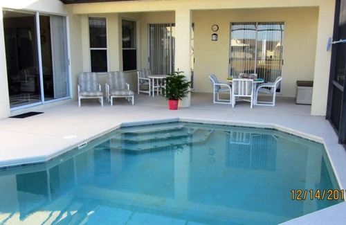 Westridge Casa | 1103 Executive 5 dormitorios, 3 baños Piscina con orientación oeste y vista de conservación.