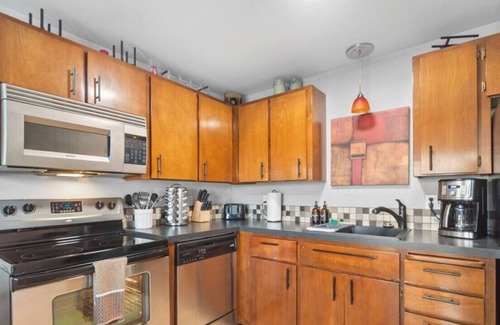 South Perry District Apartamento | 1110 E 8th · Entire Townhouse 1 bed COZY townhome w/king bed