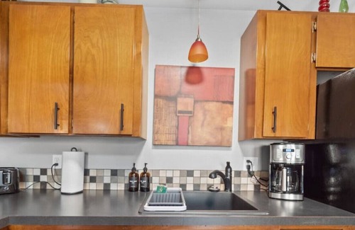 South Perry District Apartamento | 1110 E 8th · Entire Townhouse 1 bed COZY townhome w/king bed
