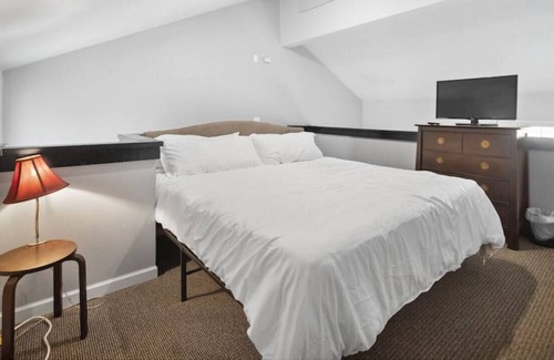 South Perry District Apartamento | 1110 E 8th · Entire Townhouse 1 bed COZY townhome w/king bed