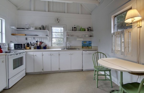 Sullivan's Island Casa | Histórico frente al mar 4BR - 1111 Middle Street! Construido en 1810! Destacado en la película de Hollywood! $ 250 de crédito de alquiler de playa! ¡Siéntate y disfruta del puerto de Charleston!